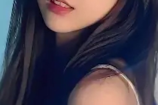两人在洪天明婚礼上一见钟情。恋情曝光后贾晓晨被骂小三她没退缩樊少皇也公开承诺会对前女友两个孩子负责